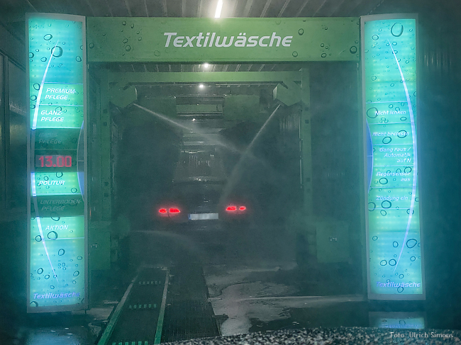 Auto in Waschstra&szlig;e