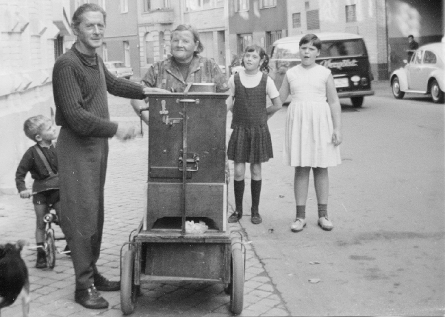 Drehorgelspieler in der Rochusstra&szlig;e Anfang der 60er Jahre