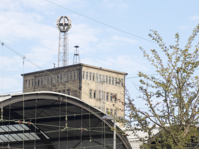Ulrich Simons - Hochhaus mit Sirene