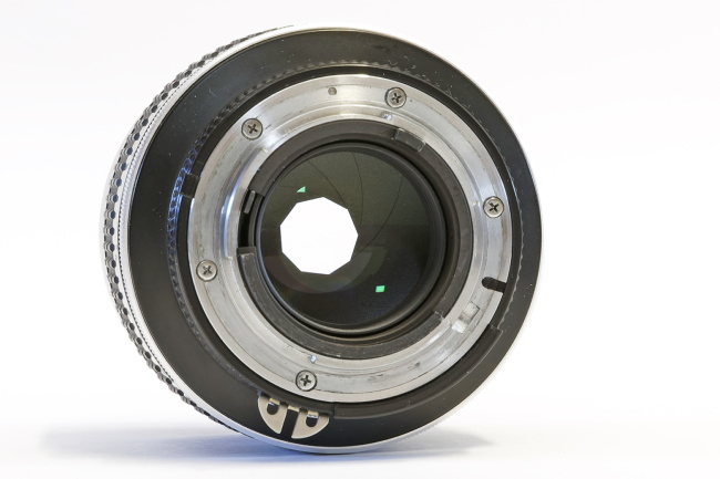 sim_nikkor_105mm_f18